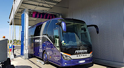 Bus dans une station de lavage ID WASH avec portique automatique en train de nettoyer l'autocar