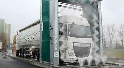 Tunnel de désinfection poids lourd en train de pulvériser du désinfectant sur un camion