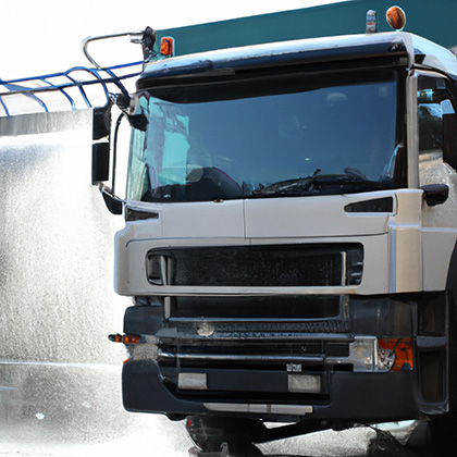 Un camion en cours de désinfection