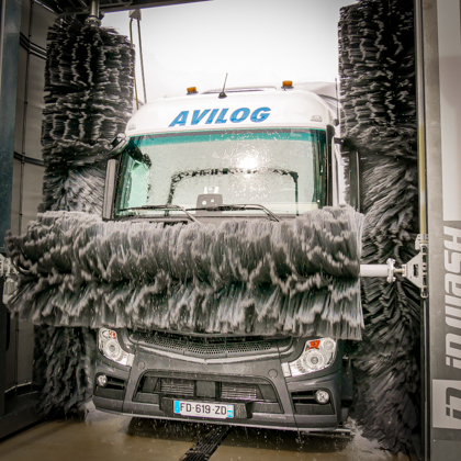 Lavage avec portique à brosse d'un poids-lourds dans une station de lavage