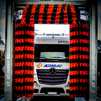 Photo d'un portique de lavage poids lourd en train de laver un camion