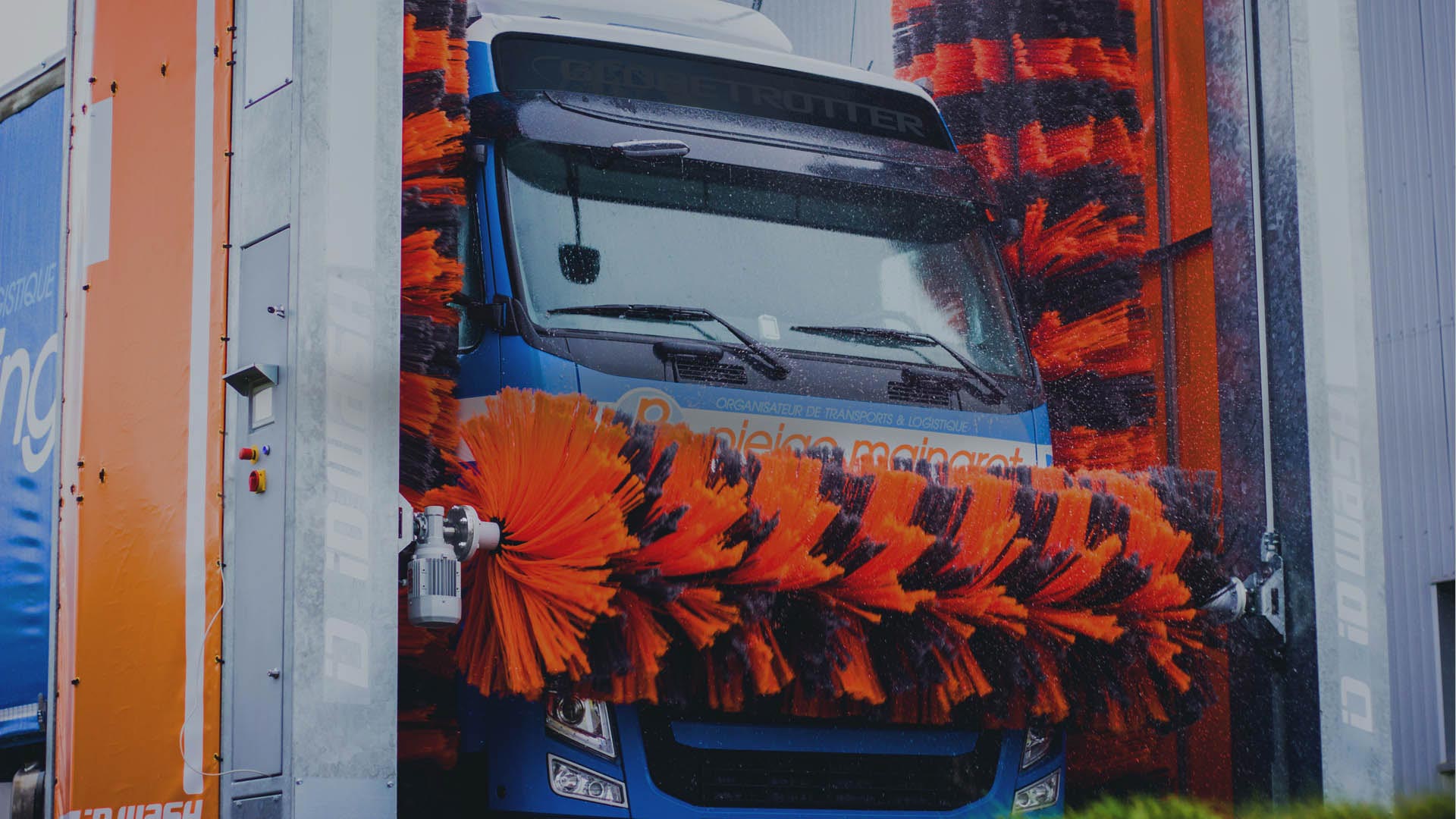 Vue d'un portique de lavage camion sur Paris