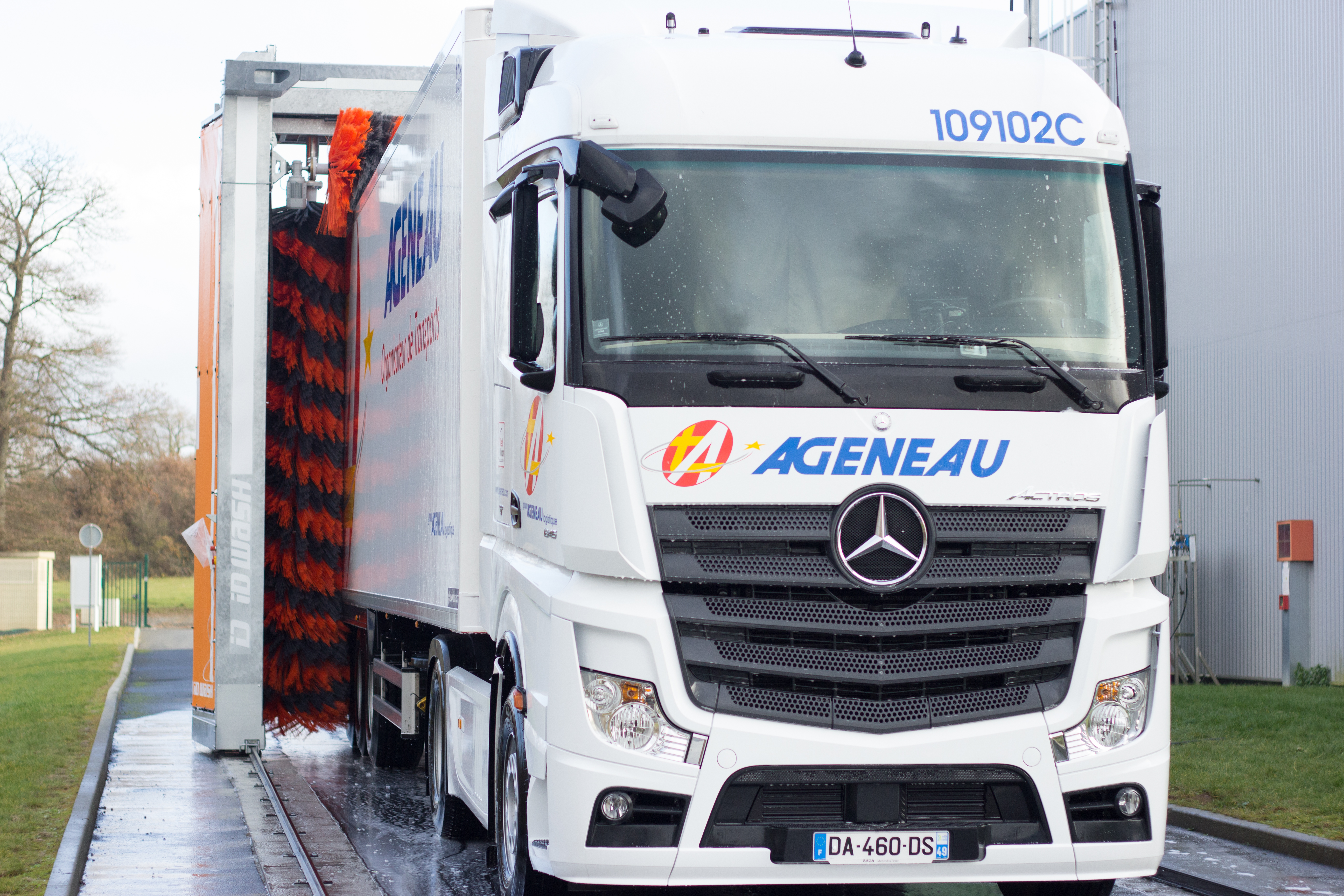 Vue d'un portique de lavage camion sur Bordeaux