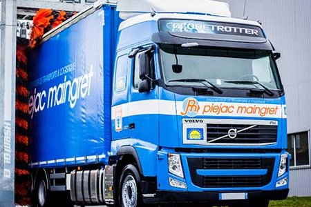 Entretien d'un camion poids-lourds frigorifique nettoyé dans un portique de lavage