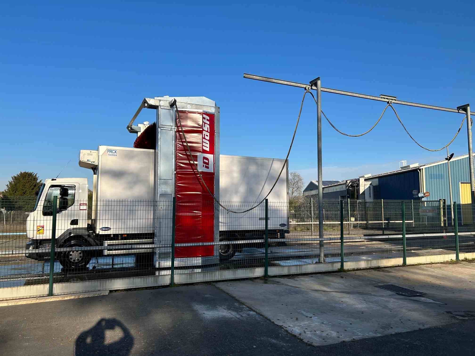 camion qui passe dans un portique de lavage PLIX