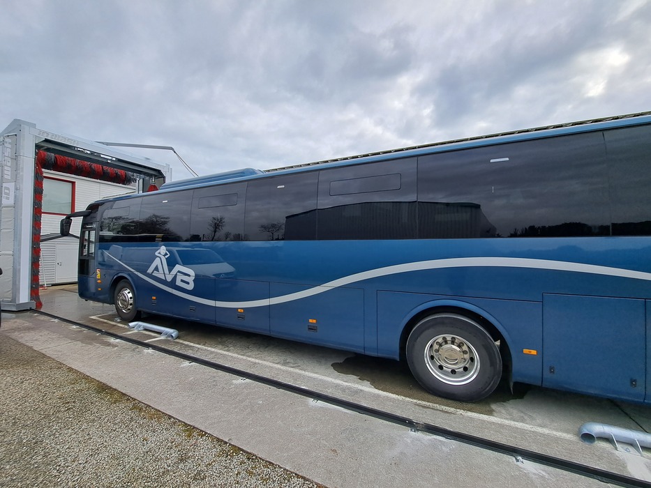 vue sur un bus qui passe dans un portique de lavage automatique