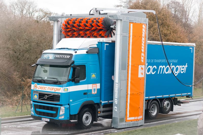 vue sur un camion poids-lourds qui est nettoyé par un truck wash