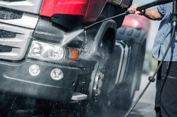 camion qui se fait nettoyer dans une station de lavage poids lourds