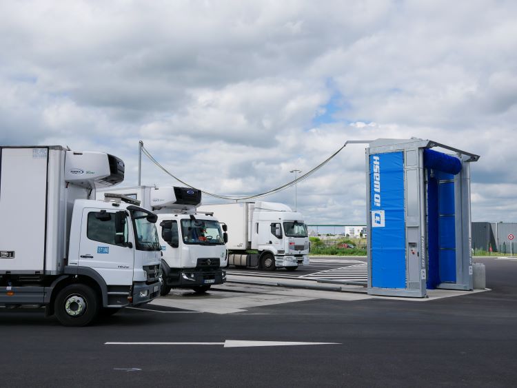 Vue d'un portique de lavage poids lourds à Lille