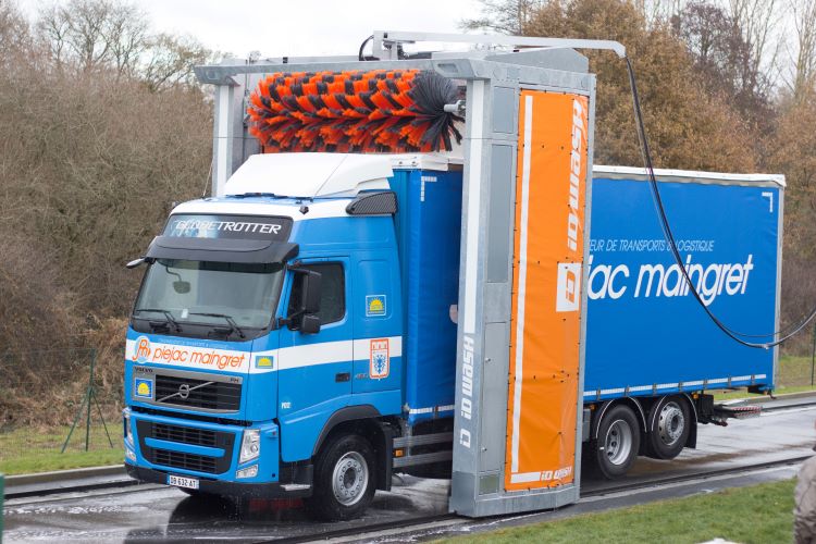 Vue d'un portique de lavage poids lourds à Lyon