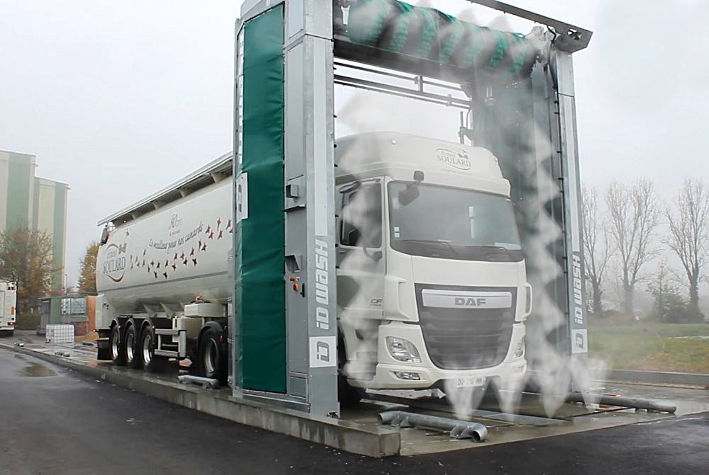 vue sur un camion poids-lourds qui est nettoyé par un portique de lavage