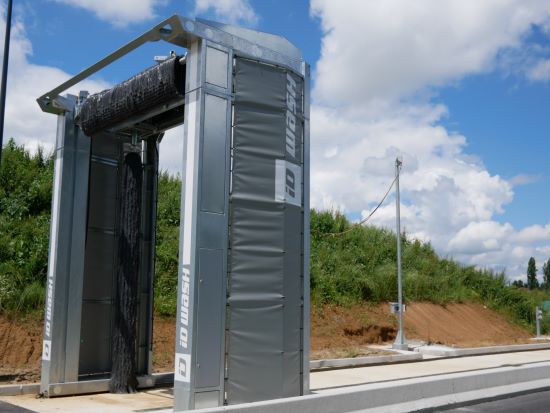 Vue d'un portique de lavage poids lourds à Toulouse