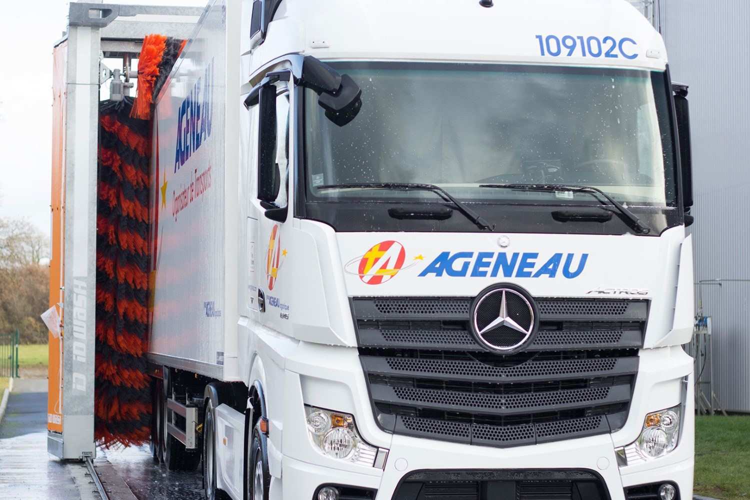 Vue d'un portique de lavage poids lourds à Bordeaux