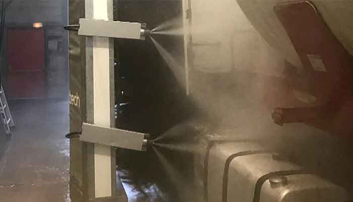 Têtes de lavage en train de nettoyer bas de caisse d'un poids lourd