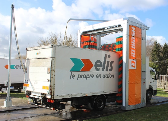 Portique de lavage camion en cours de lavage chez ELIS