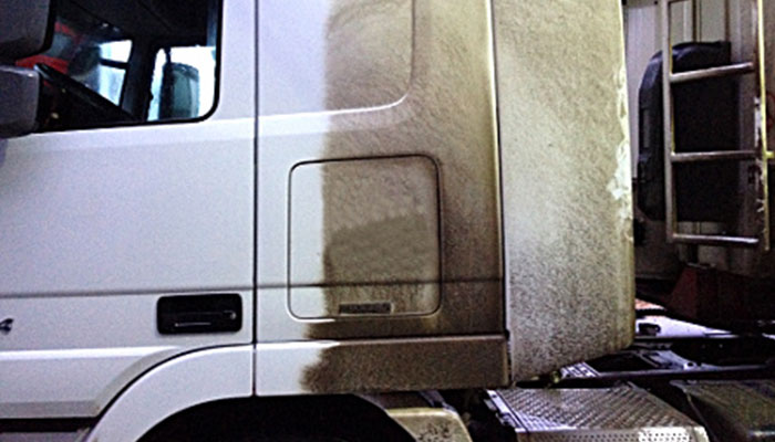 Cabine d'un poids lourd avant et après le passage d'un portique de lavage camion