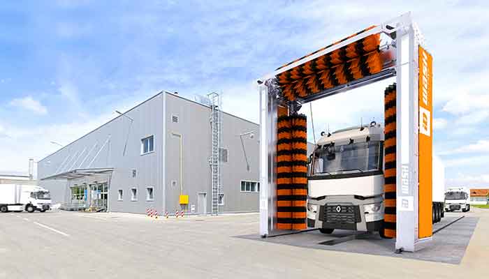 Portique de lavage camion à l'arrêt avec poids lourd sur la piste de lavage