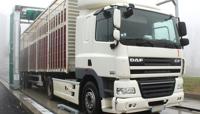 Poids lourd du secteur du transport animalier en lavage de biosécurité sur un portique de lavage automatique camion
