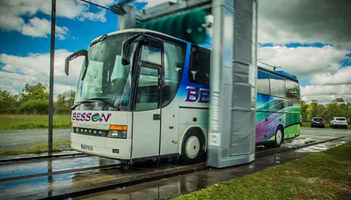 Autocar en train de se faire nettoyer par un portique de lavage bus