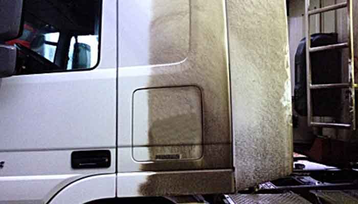 Carrosserie d'un camion avant et après passage d'un produit lavage camion