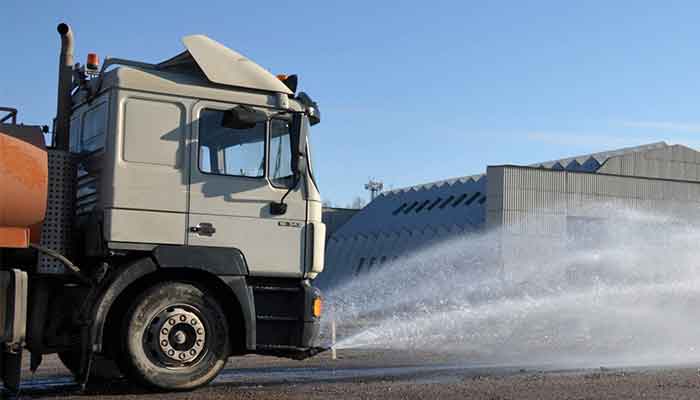 Station de lavage camion citerne avec camion citerne sur le point d'être lavé