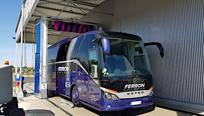 Station de lavage poids lourds dont le portique de lavage nettoie un bus autocar