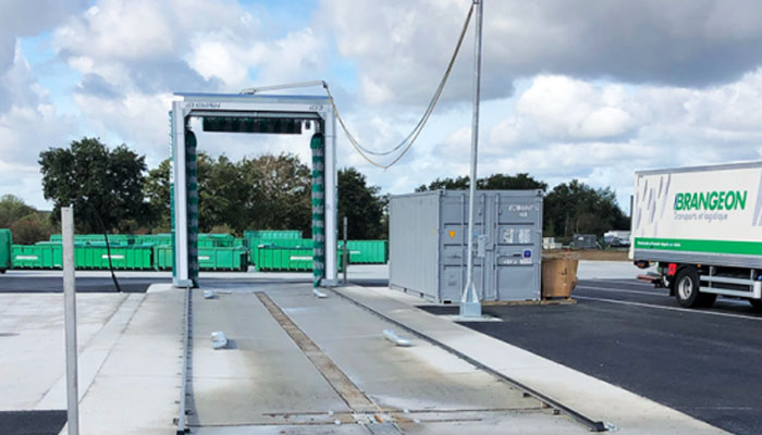 Station de lavage poids lourds verte sur piste de lavage vide des camions Brangeon