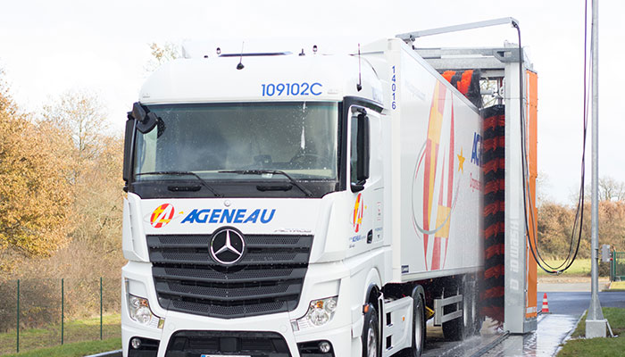 Avant d'un camion lavé dans station de lavage poids lourds