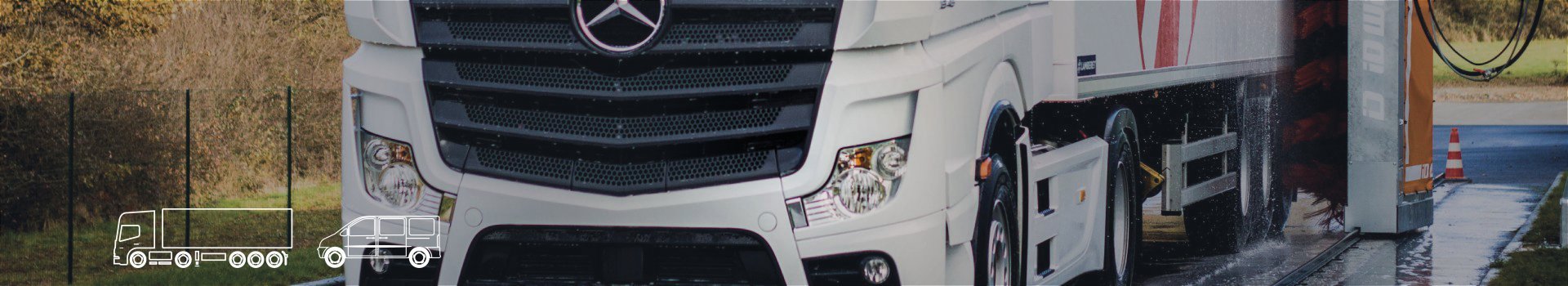 Portique de lavage poids-lourds en train de laver un camion Mercedes