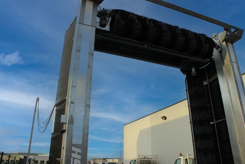 vue sur un portique poids lourds dans une société avec ciel