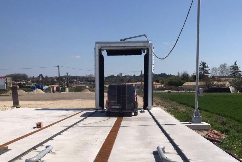 Portique de lavage poids lourds sur aire de lavage des transports De Nadai et fils