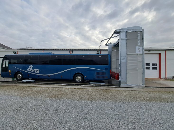 Portique de lavage bus en cours de lavage