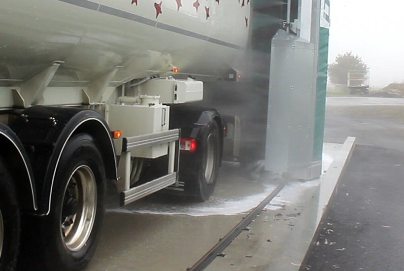 lavage-poids-lourds-nettoyage-bas-de-caisse-embarque