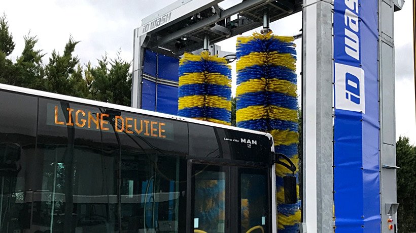 Portique de lavage pour bus en cours de nettoyage d'un autocars