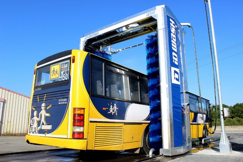 Portique de lavage autocars de marque ID WASH en cours de lavage d'un bus