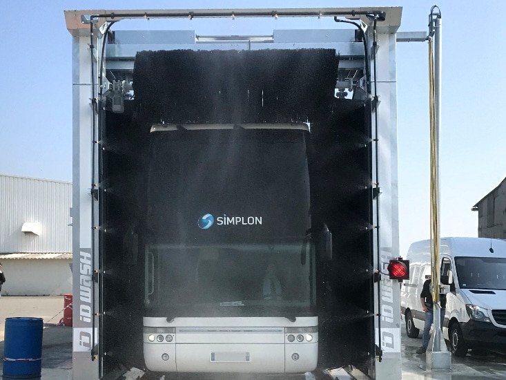 Portique tunnel de lavage poids lourds et autocars sur un installation de lavage bus