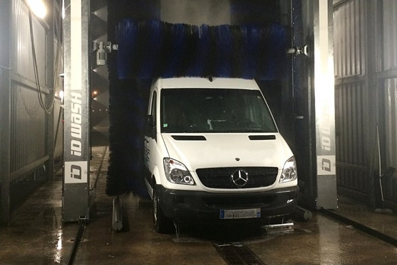 Vue d'un portique de lavage poids lourds, véhicules utilitaires et minibus