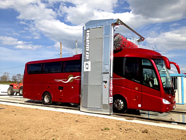 Lavage d'un véhicule de transport publique avec un portique de lavage ID WASH