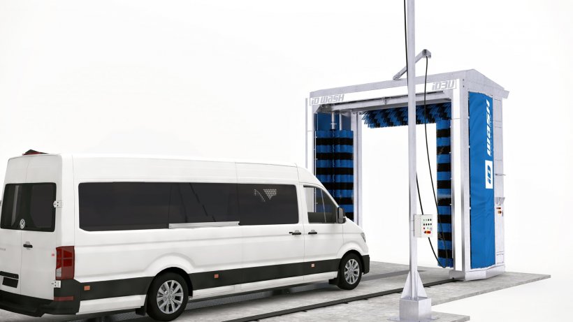 Portique de lavage pour véhicules utilitaires et minibus en cours de lavage