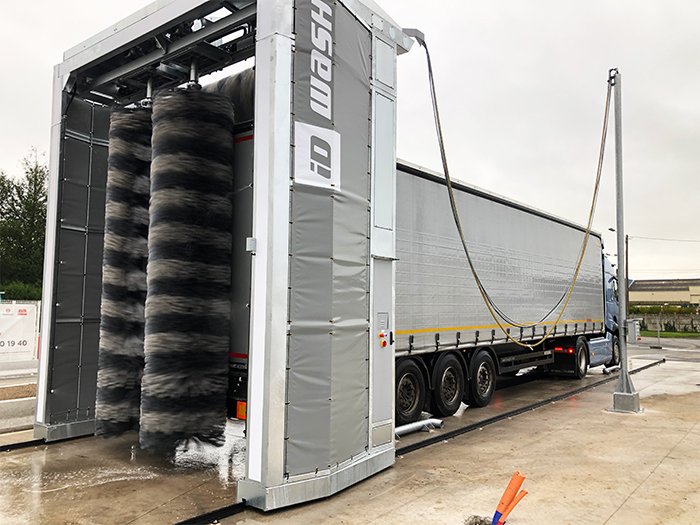 Nouveau rouleau de lavage camion pour la station de lavage d'Aubrée Garage à Vern-sur-Seiche