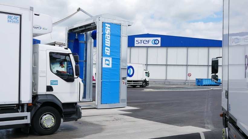 Station de lavage poids lourd avec nettoyage d'un camion en cours