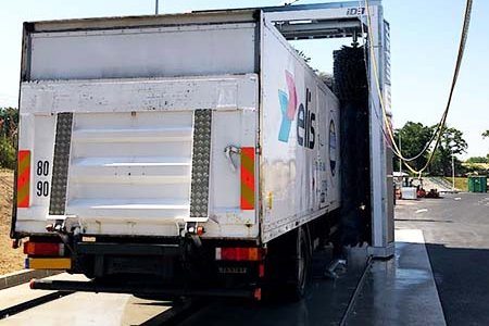 Brosse lavage camion en cours de nettoyage d'un camion porteur de chez ELIS