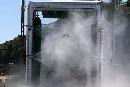 Centre de lavage poids lourds, autocars et utilitaire en cours de lavage d'un camion citerne