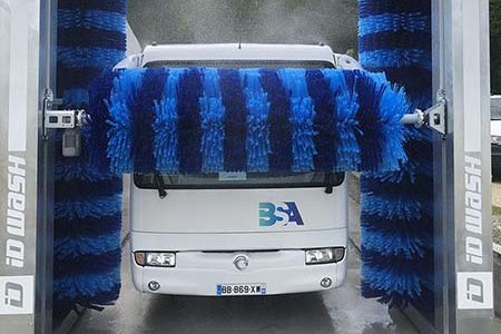 Lavage de l'avant d'un bus avec un portique de lavage ID WASH