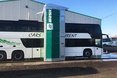 Lavage d'un bus 2 étages sur une piste de lavage