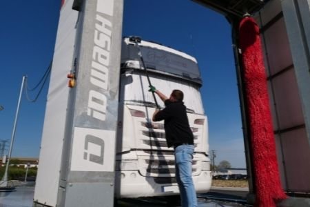 Maintenance sur un portique de lavage poids lourd