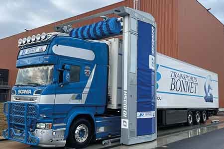 Piste de lavage avec portique poids lourd ID3 lavant un camion des Transports Bonnet