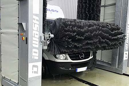 Portique de lavage utilitaire ID WASH en train de laver l'avant d'une camionnette