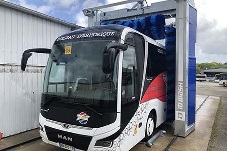 Lavage d'un bus avec un portique de lavage poids-lourd paris