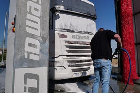 Un exemple de technicien d'un service après vente sur un portique de lavage poids lourd